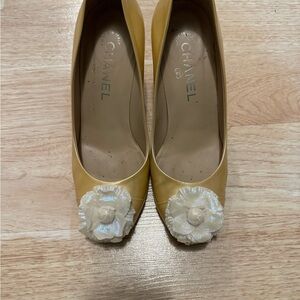 CHANEL Escarpins Camelia White Flower Gold Pumps Heel size 37C